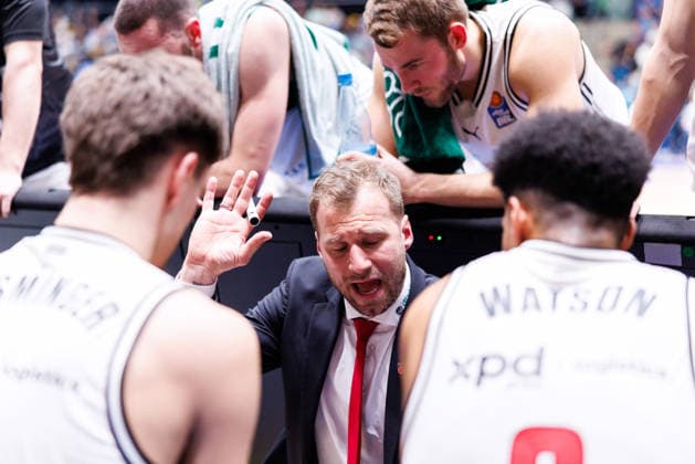 easycredit BBL, Frankfurt Skyliners - BMA365 Bamberg Baskets, 08.03.2026 Headcoach Anton Gavel (BMA365 Bamberg Baskets) bei der Timout-Ansprache mit seinen Spielern Spiel der easycredit BBL Frankfurt Skyliners - BMA365 Bamberg Baskets; am 23. Spieltag der Saison 25 26 in der Süwag Energie ARENA am 08.03.2026 Copyright: xBEAUTIFULxSPORTS Hahnex