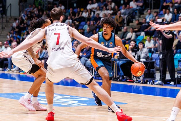 easycredit BBL, Frankfurt Skyliners - BMA365 Bamberg Baskets, 08.03.2026 Jamie Edoka (Frankfurt Skyliners, 5) gegen Austin Crowley (BMA365 Bamberg Baskets, 85) und Finn Döntgens (BMA365 Bamberg Baskets, 7) Spiel der easycredit BBL Frankfurt Skyliners - BMA365 Bamberg Baskets; am 23. Spieltag der Saison 25 26 in der Süwag Energie ARENA am 08.03.2026 Copyright: xBEAUTIFULxSPORTS Hahnex