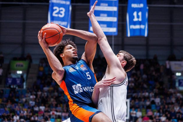 easycredit BBL, Frankfurt Skyliners - BMA365 Bamberg Baskets, 08.03.2026 Jamie Edoka (Frankfurt Skyliners, 5) mit Ball in der Luft gegen Finn Döntgens (BMA365 Bamberg Baskets, 7) Spiel der easycredit BBL Frankfurt Skyliners - BMA365 Bamberg Baskets; am 23. Spieltag der Saison 25 26 in der Süwag Energie ARENA am 08.03.2026 Copyright: xBEAUTIFULxSPORTS Hahnex
