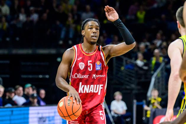 GER, Berlin, basketball, Alba Berlin vs Fitness First Wuerzburg Baskets, at the Max-Schmeling-Halle , BBL, pictured from left: Marcus Carr (Wuerzburg 05), is looking for a play station - fellow players, March 8, 2026 Copyright: HMBxMedia UwexKoch