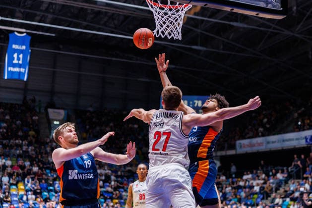 easycredit BBL, Frankfurt Skyliners - BMA365 Bamberg Baskets, 08.03.2026 Jamie Edoka (Frankfurt Skyliners, 5) mit einem Korbleger gegen Moritz Krimmer (BMA365 Bamberg Baskets, 27) Spiel der easycredit BBL Frankfurt Skyliners - BMA365 Bamberg Baskets; am 23. Spieltag der Saison 25 26 in der Süwag Energie ARENA am 08.03.2026 Copyright: xBEAUTIFULxSPORTS Hahnex