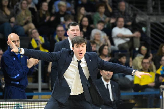 08.03.2026, xlakx, Basketball easyCredit BBL Bundesliga, Alba Berlin - Fitness First Würzburg Baskets v.l. Pedro Calles (Alba Berlin Trainer) gibt Anweisungen, gestikuliert mit den Armen, gesticulate, gives instructions Berlin