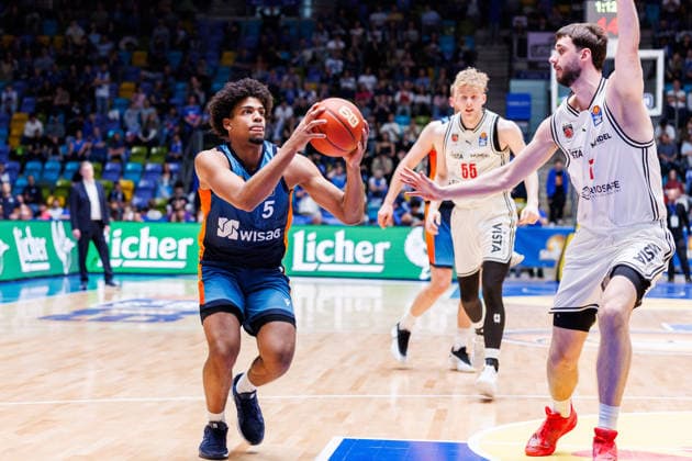 easycredit BBL, Frankfurt Skyliners - BMA365 Bamberg Baskets, 08.03.2026 Jamie Edoka (Frankfurt Skyliners, 5) mit Ball gegen Finn Döntgens (BMA365 Bamberg Baskets, 7) Spiel der easycredit BBL Frankfurt Skyliners - BMA365 Bamberg Baskets; am 23. Spieltag der Saison 25 26 in der Süwag Energie ARENA am 08.03.2026 Copyright: xBEAUTIFULxSPORTS Hahnex