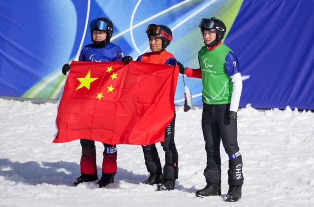 (260308) -- CORTINA D AMPEZZO, March 8, 2026 -- Ji Lijia, Wang Pengyao and Zhu Yonggang (from R to L) of China celebrate after the para snowboard men s cross UL event at the Milan-Cortina 2026 Paralympic Winter games, Winterspiele,Spiele, Summer games in Cortina D ampezzo, Italy, March 8, 2026. ) (SP)ITALY-CORTINA D AMPEZZO-PARALYMPIC WINTER GAMES-PARA SNOWBOARD-MEN S CROSS-UL WangxKaiyan 