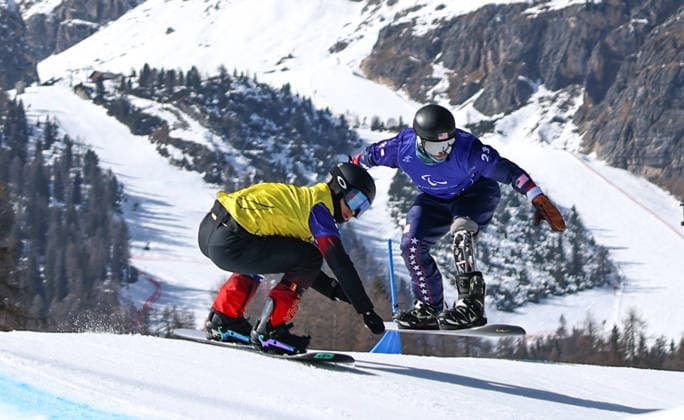 (260308) -- CORTINA D AMPEZZO, March 8, 2026 -- Wu Zhongwei (L) of China and Noah Elliott of the United States compete during the para snowboard men s cross LL1 event at the Milan-Cortina 2026 Paralympic Winter games, Winterspiele,Spiele, Summer games in Cortina D ampezzo, Italy, March 8, 2026. ) (SP)ITALY-CORTINA D AMPEZZO-PARALYMPIC WINTER GAMES-PARA SNOWBOARD-MEN S CROSS-LL1 WangxKaiyan 