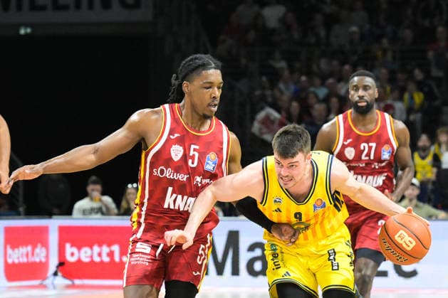 08.03.2026, xlakx, Basketball easyCredit BBL Bundesliga, Alba Berlin - Fitness First Würzburg Baskets v.l. Marcus Carr (Würzburg Baskets), Jonas Mattisseck (Alba Berlin) Zweikampf, Duell, Kampf, tackle Berlin