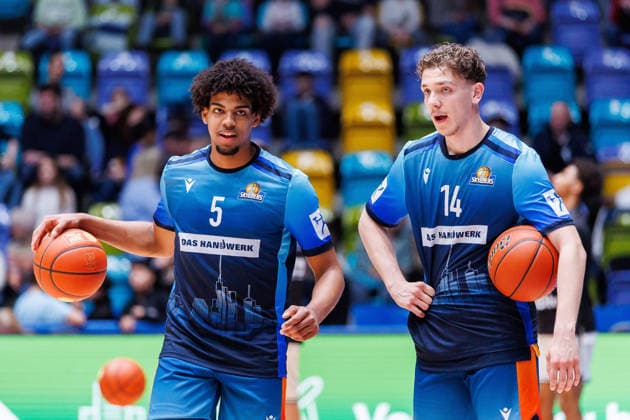 easycredit BBL, Frankfurt Skyliners - BMA365 Bamberg Baskets, 08.03.2026 Jamie Edoka (Frankfurt Skyliners, 5) und Ivan Crnjac (Frankfurt Skyliners, 14) beim Warmup Spiel der easycredit BBL Frankfurt Skyliners - BMA365 Bamberg Baskets; am 23. Spieltag der Saison 25 26 in der Süwag Energie ARENA am 08.03.2026 Copyright: xBEAUTIFULxSPORTS Hahnex