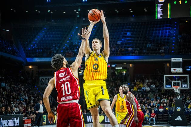 Basketball Berlin 08.03.2026 Saison 2025 2026 EasyCredit BBL 1. Bundesliga Männer, Herren Alba Berlin - Fitness First Würzburg Baskets Martynas Echodas (Alba Berlin, No.14) Davion Mintz (Würzburg, No.10)