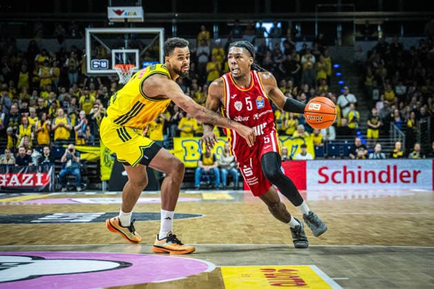 Basketball Berlin 08.03.2026 Saison 2025 2026 EasyCredit BBL 1. Bundesliga Männer, Herren Alba Berlin - Fitness First Würzburg Baskets Marcus Carr (Würzburg, No.05) Norris Agbakoko (Alba Berlin, No.17)