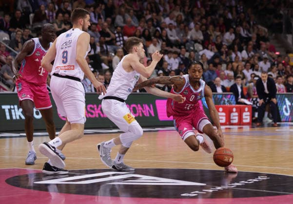 Jalen Finch (Bonn) am Ball gegen Pertuu Blomgren (MBC), Telekom Baskets Bonn vs Syntainics MBC, easyCredit BBL, 23. Spieltag, Telekom Dome Bonn, 08.03.2026.