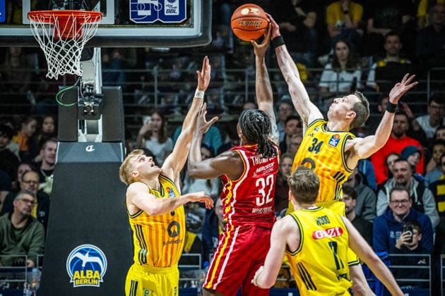 Basketball Berlin 08.03.2026 Saison 2025 2026 EasyCredit BBL 1. Bundesliga Männer, Herren Alba Berlin - Fitness First Würzburg Baskets Justin Bean (Alba Berlin, No.34) Charles Thompson (Würzburg, No.32) *** Basketball Berlin 08 03 2026 Season 2025 2026 EasyCredit BBL 1 Bundesliga Men, Men Alba Berlin Fitness First Würzburg Baskets Justin Bean Alba Berlin, No 34 Charles Thompson Würzburg, No 32
