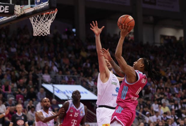Jalen Finch (Bonn) wirft vor Kresimir Nikic (MBC), Telekom Baskets Bonn vs Syntainics MBC, easyCredit BBL, 23. Spieltag, Telekom Dome Bonn, 08.03.2026.