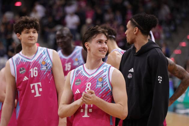 Kenan Reinhart (Bonn) lächelt nach dem Spiel, links ist Benjamin Sadikovic (Bonn), Telekom Baskets Bonn vs Syntainics MBC, easyCredit BBL, 23. Spieltag, Telekom Dome Bonn, 08.03.2026.