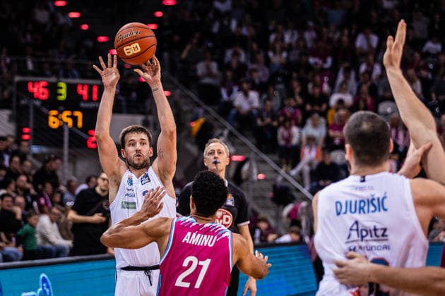 easyCredit Basketball Bundesliga, Telekom Baskets Bonn vs. Syntainics MBC, 08.03.2026 Spencer Reaves (Syntainics MBC 31) mit dem Pass zu Nemanja Djurisic (Syntainics MBC 42) - easyCredit Basketball Bundesliga, Telekom Baskets Bonn vs. Syntainics MBC, 08.03.2026, Telekom Dome Bonn Copyright: xBEAUTIFULxSPORTS Derixx