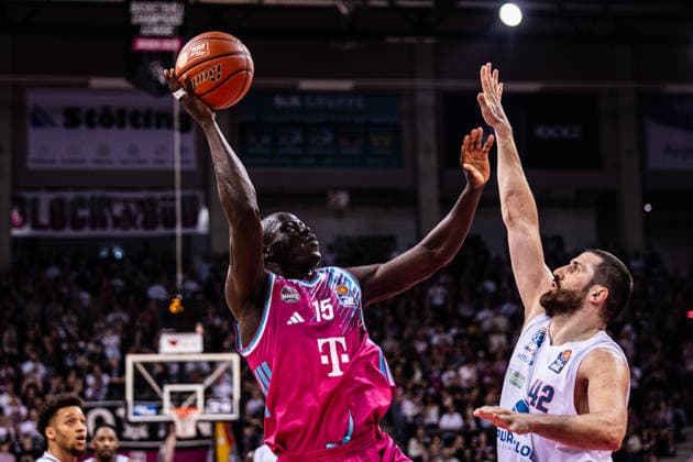 easyCredit Basketball Bundesliga, Telekom Baskets Bonn vs. Syntainics MBC, 08.03.2026 Kur Jongkuch (Telekom Baskets Bonn 15) gegen Nemanja Djurisic (Syntainics MBC 42) - easyCredit Basketball Bundesliga, Telekom Baskets Bonn vs. Syntainics MBC, 08.03.2026, Telekom Dome Bonn Copyright: xBEAUTIFULxSPORTS Derixx