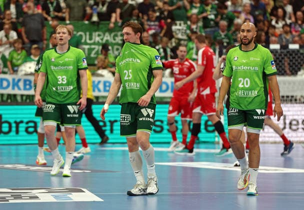 08.03.2026, xovx, Handball Daikin Handball Bundesliga, HSG Wetzlar - MT Melsungen v.l. Georg Löwen (HSG Wetzlar), Justin Müller (HSG Wetzlar), Cyrill Akakpo (HSG Wetzlar) enttäuscht, enttäuscht schauend Wetzlar Buderus-Arena Hessen Deutschland (DE)