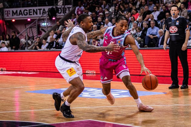 easyCredit Basketball Bundesliga, Telekom Baskets Bonn vs. Syntainics MBC, 08.03.2026 Jalen Finch (Telekom Baskets Bonn 0) gegen Charles Callison (Syntainics MBC 23) - easyCredit Basketball Bundesliga, Telekom Baskets Bonn vs. Syntainics MBC, 08.03.2026, Telekom Dome Bonn Copyright: xBEAUTIFULxSPORTS Derixx