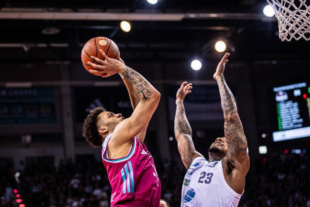 easyCredit Basketball Bundesliga, Telekom Baskets Bonn vs. Syntainics MBC, 08.03.2026 Alijah Comithier (Telekom Baskets Bonn 2) gegen Charles Callison (Syntainics MBC 23) - easyCredit Basketball Bundesliga, Telekom Baskets Bonn vs. Syntainics MBC, 08.03.2026, Telekom Dome Bonn Copyright: xBEAUTIFULxSPORTS Derixx
