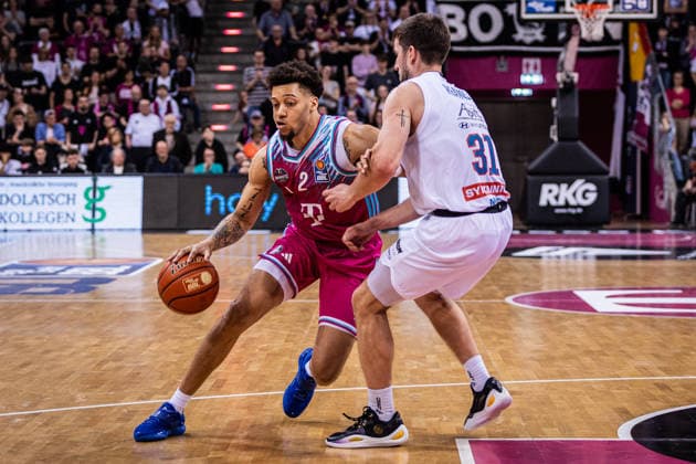 easyCredit Basketball Bundesliga, Telekom Baskets Bonn vs. Syntainics MBC, 08.03.2026 Alijah Comithier (Telekom Baskets Bonn 2) gegen Spencer Reaves (Syntainics MBC 31) - easyCredit Basketball Bundesliga, Telekom Baskets Bonn vs. Syntainics MBC, 08.03.2026, Telekom Dome Bonn Copyright: xBEAUTIFULxSPORTS Derixx