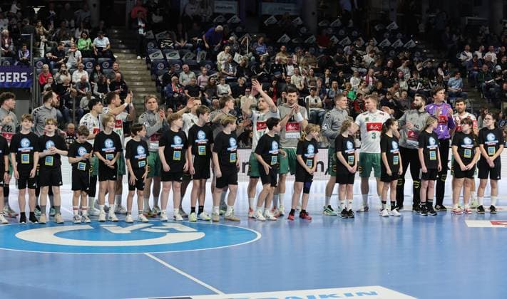 08.03.2026 - Handball - 1. Bundesliga DAIKIN HBL - Saison 2025 2026 - 24. Spieltag: HC Erlangen Metropolregion Nürnberg HCE - GWD Minden - DaMa - xdaxmax - Mannschaft Team der GWD Minden begrüßt die Zuschauer Publikum Fans