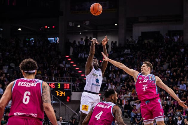 easyCredit Basketball Bundesliga, Telekom Baskets Bonn vs. Syntainics MBC, 08.03.2026 Khyri Thomas (Syntainics MBC 0) trifft von außen gegen ganz Bonn - easyCredit Basketball Bundesliga, Telekom Baskets Bonn vs. Syntainics MBC, 08.03.2026, Telekom Dome Bonn Copyright: xBEAUTIFULxSPORTS Derixx