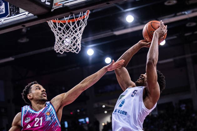 easyCredit Basketball Bundesliga, Telekom Baskets Bonn vs. Syntainics MBC, 08.03.2026 Marcus Foster (Syntainics MBC 5) gegen Joel Aminu (Telekom Baskets Bonn 21) - easyCredit Basketball Bundesliga, Telekom Baskets Bonn vs. Syntainics MBC, 08.03.2026, Telekom Dome Bonn Copyright: xBEAUTIFULxSPORTS Derixx