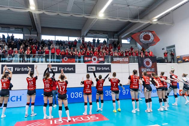 1. Volleyball Bundesliga Frauen: Schwarz-Weiss Erfurt vs. Dresdner SC; Erfurt; 08.03.2026 Jubel, Dresdner SC und Fans 1. Volleyball Bundesliga Frauen: Schwarz-Weiss Erfurt vs. Dresdner SC; Riethsporthalle Erfurt; 08.03.2026 Copyright: xBEAUTIFULxSPORTS Duehringx