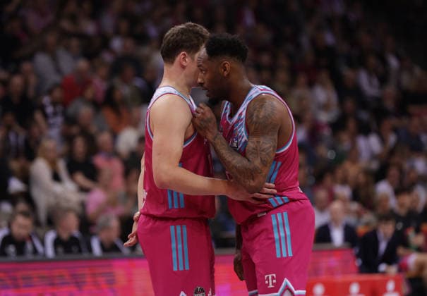 Patrick Heckmann (Bonn, L) mit Jeff Garrett (Bonn), Telekom Baskets Bonn vs Syntainics MBC, easyCredit BBL, 23. Spieltag, Telekom Dome Bonn, 08.03.2026.