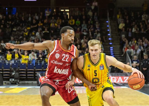 08.03.2026, xlakx, Basketball easyCredit BBL Bundesliga, Alba Berlin - Fitness First Würzburg Baskets v.l. Johnathan Stove (Würzburg Baskets), Sam Griesel (Alba Berlin) Zweikampf, Duell, Kampf, tackle Berlin