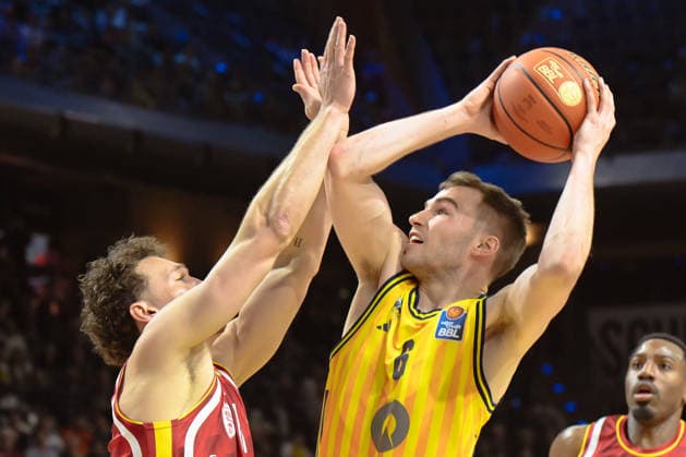08.03.2026, xlakx, Basketball easyCredit BBL Bundesliga, Alba Berlin - Fitness First Würzburg Baskets v.l. Brae Ivey (Würzburg Baskets), Malte Delow (Alba Berlin) setzt zum Korbwurf an Berlin