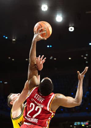 08.03.2026, xlakx, Basketball easyCredit BBL Bundesliga, Alba Berlin - Fitness First Würzburg Baskets v.l. Moses Wood (Alba Berlin), Johnathan Stove (Würzburg Baskets) Zweikampf, Duell, Kampf, tackle Berlin