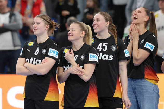 Deutschland - Slowenien, Handball-EM-Qualifikation der Frauen Nina Engel (Deutschland, 8), Antje Döll (Deutschland, 29), Jolina Huhnstock (Deutschland, 45) und Xenia Smits (Deutschland, 11) sehen sich Szenen der vergangenen Handball-WM an. Handball-EM-Qualifikationsspiel der Frauen zwischen Deutschland und Slowenien am 8. März im SNP dome Heidelberg., Heidelberg Baden-Württemberg Deutschland SNP dome