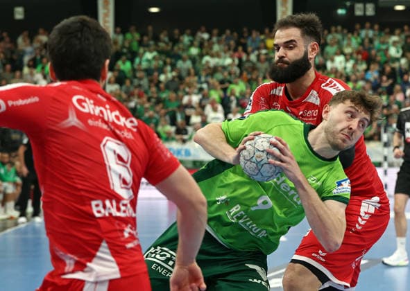 08.03.2026, xovx, Handball Daikin Handball Bundesliga, HSG Wetzlar - MT Melsungen v.l. Erik Balenciaga (MT Melsungen), Niklas Theiß (HSG Wetzlar), Ruben Marchan (MT Melsungen) Wetzlar Buderus-Arena Hessen Deutschland (DE)