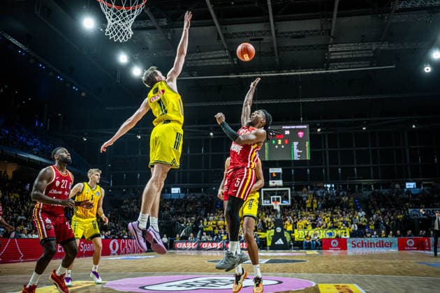 Basketball Berlin 08.03.2026 Saison 2025 2026 EasyCredit BBL 1. Bundesliga Männer, Herren Alba Berlin - Fitness First Würzburg Baskets Marcus Carr (Würzburg, No.05) Moses Wood (Alba Berlin, No.11)