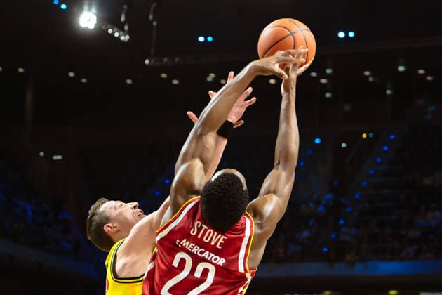 08.03.2026, xlakx, Basketball easyCredit BBL Bundesliga, Alba Berlin - Fitness First Würzburg Baskets v.l. Moses Wood (Alba Berlin), Johnathan Stove (Würzburg Baskets) Zweikampf, Duell, Kampf, tackle Berlin