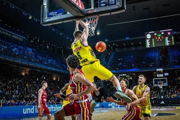 Basketball Berlin 08.03.2026 Saison 2025 2026 EasyCredit BBL 1. Bundesliga Männer, Herren Alba Berlin - Fitness First Würzburg Baskets Malte Delow (Alba Berlin, No.06) Davion Mintz (Würzburg, No.10)