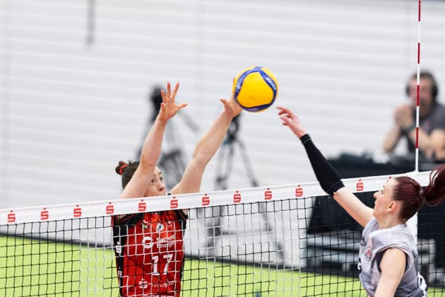 1. Volleyball Bundesliga Frauen: Schwarz-Weiss Erfurt vs. Dresdner SC; Erfurt; 08.03.2026 Lorena Lorber Fijok ( 17; Dresdner SC) gegen Isabel KovaÄiÄ‡ ( 11; Schwarz-Weiss Erfurt) 1. Volleyball Bundesliga Frauen: Schwarz-Weiss Erfurt vs. Dresdner SC; Riethsporthalle Erfurt; 08.03.2026 Copyright: xBEAUTIFULxSPORTS Duehringx