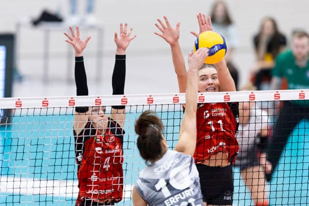 1. Volleyball Bundesliga Frauen: Schwarz-Weiss Erfurt vs. Dresdner SC; Erfurt; 08.03.2026 Emma Grome ( 4; Dresdner SC) (links) und Amanda Siksna ( 11; Dresdner SC) (rechts) gegen Kinga Szücs ( 10; Schwarz-Weiss Erfurt) 1. Volleyball Bundesliga Frauen: Schwarz-Weiss Erfurt vs. Dresdner SC; Riethsporthalle Erfurt; 08.03.2026 Copyright: xBEAUTIFULxSPORTS Duehringx