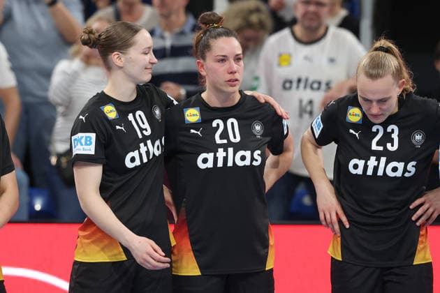 Deutschland - Slowenien, Handball-EM-Qualifikation der Frauen Nieke Kühne (Deutschland, 19), Emily Vogel (Deutschland, 20) und Annika Lott (Deutschland, 23) werden beim Betrachten der Szenen der vergangenen WM sentimental und bei +d2+ fließen sogar die Tränen. Handball-EM-Qualifikationsspiel der Frauen zwischen Deutschland und Slowenien am 8. März im SNP dome Heidelberg., Heidelberg Baden-Württemberg Deutschland SNP dome