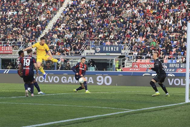 CALCIO - Serie A - Bologna FC vs Hellas Verona FC Kieron Bowie of Hellas Verona FC kick the ball during Bologna FC vs Hellas Verona, 28Â° Serie A Enilive 2025-26 game at Renato Dall Ara stadium in Bologna (BO), Italy, on March 08, 2026. Bologna Italy  Copyright: xIPAxSport ABACAx