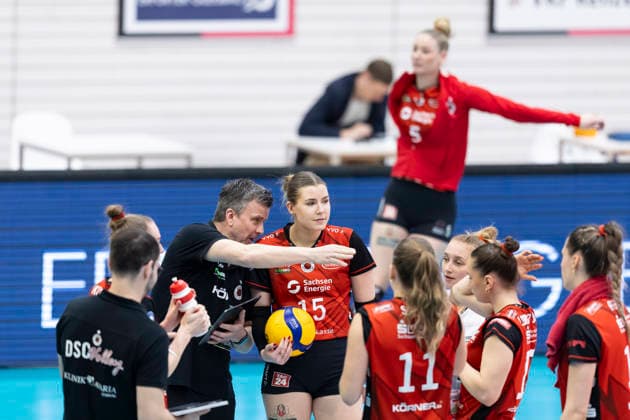 1. Volleyball Bundesliga Frauen: Schwarz-Weiss Erfurt vs. Dresdner SC; Erfurt; 08.03.2026 Alexander Waibl (Traine; Dresdner SC) und Marta KameÌ lija Levinska ( 15; Dresdner SC) 1. Volleyball Bundesliga Frauen: Schwarz-Weiss Erfurt vs. Dresdner SC; Riethsporthalle Erfurt; 08.03.2026 Copyright: xBEAUTIFULxSPORTS Duehringx