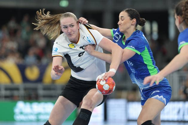 Deutschland - Slowenien, Handball-EM-Qualifikation der Frauen Viola Leuchter (Deutschland, 77) gegen Ivona Barukcic (Slowenien, 25). Handball-EM-Qualifikationsspiel der Frauen zwischen Deutschland und Slowenien am 8. März im SNP dome Heidelberg., Heidelberg Baden-Württemberg Deutschland SNP dome