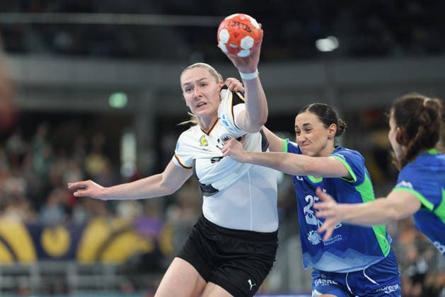 Deutschland - Slowenien, Handball-EM-Qualifikation der Frauen Viola Leuchter (Deutschland, 77) gegen Ivona Barukcic (Slowenien, 25). Handball-EM-Qualifikationsspiel der Frauen zwischen Deutschland und Slowenien am 8. März im SNP dome Heidelberg., Heidelberg Baden-Württemberg Deutschland SNP dome