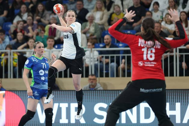 Deutschland - Slowenien, Handball-EM-Qualifikation der Frauen Alexia Hauf (Deutschland, 31) gegen Maja Vojnovic (Slowenien, 16). Handball-EM-Qualifikationsspiel der Frauen zwischen Deutschland und Slowenien am 8. März im SNP dome Heidelberg., Heidelberg Baden-Württemberg Deutschland SNP dome