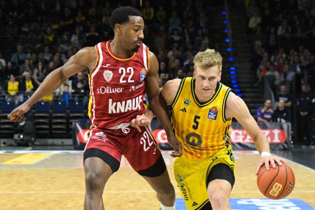 08.03.2026, xlakx, Basketball easyCredit BBL Bundesliga, Alba Berlin - Fitness First Würzburg Baskets v.l. Johnathan Stove (Würzburg Baskets), Sam Griesel (Alba Berlin) Zweikampf, Duell, Kampf, tackle Berlin