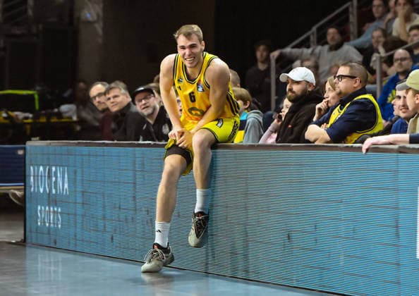08.03.2026, xlakx, Basketball easyCredit BBL Bundesliga, Alba Berlin - Fitness First Würzburg Baskets v.l. Malte Delow (Alba Berlin) verletzt, Verletzung, injury, injured an der Bande Berlin