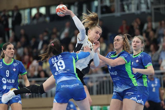 Deutschland - Slowenien, Handball-EM-Qualifikation der Frauen Annika Lott (Deutschland, 23) kommt gegen Spela Bajc (Slowenien, 19) und Erin Novak (Slowenien, 4) zum Abschluss. Handball-EM-Qualifikationsspiel der Frauen zwischen Deutschland und Slowenien am 8. März im SNP dome Heidelberg., Heidelberg Baden-Württemberg Deutschland SNP dome