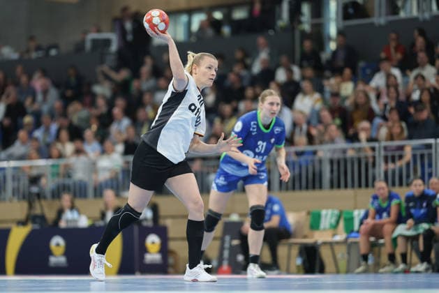 Deutschland - Slowenien, Handball-EM-Qualifikation der Frauen Siebenmeter durch Antje Döll (Deutschland, 29). Handball-EM-Qualifikationsspiel der Frauen zwischen Deutschland und Slowenien am 8. März im SNP dome Heidelberg., Heidelberg Baden-Württemberg Deutschland SNP dome