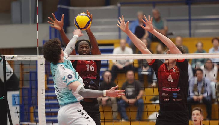 Ludwigsburg , 1. Bundesliga Volleyball Barock Volleys MTV Ludwigsburg vs. SWD powervolleys Düren , von links: Zachary Hutcheson ( Düren ) Nyherowo Omene Toni Saarinen ( Ludwigsburg )