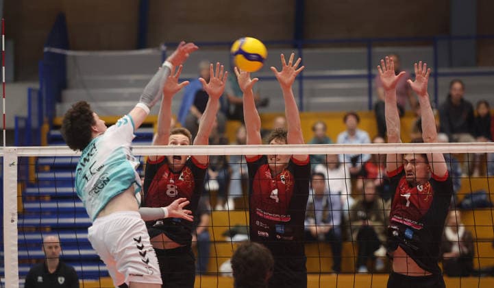 Ludwigsburg , 1. Bundesliga Volleyball Barock Volleys MTV Ludwigsburg vs. SWD powervolleys Düren , von links: Zachary Hutcheson ( Düren ) Toni Saarinen Darius Diefenbach Tim Köpfli ( Ludwigsburg )